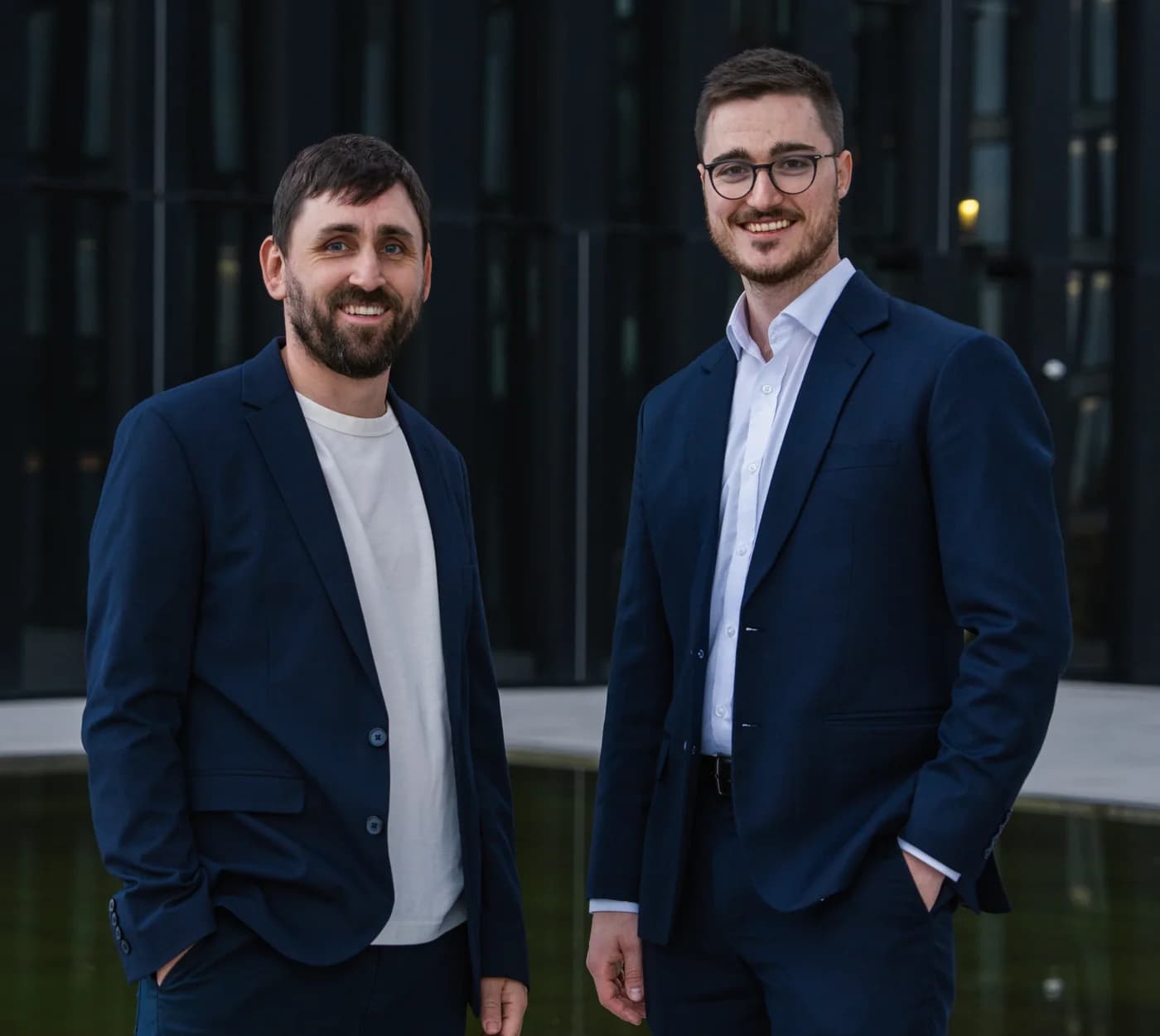 Sebastian Claes und Florian Herrmann, die Gründer der Claes & Herrmann KI-Agenten GmbH