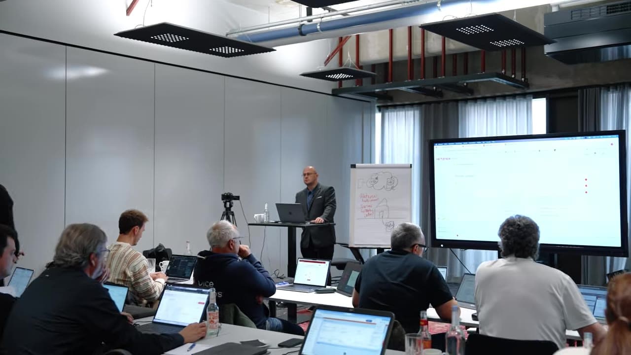 Teilnehmer einer Schulung arbeiten an ihren Laptops