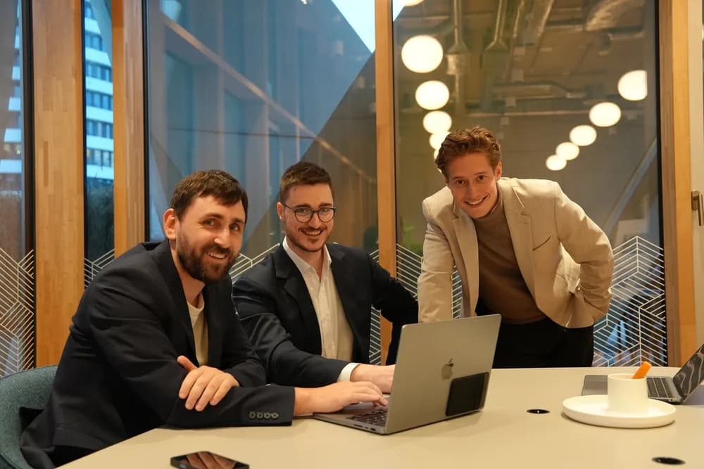 Sebastian Claes und Florian Herrmann bei der Arbeit im Studio Potsdam